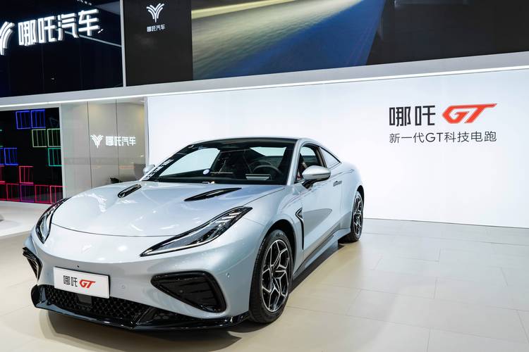 佛山281哪吒汽车在智能汽车领域的表现，领途汽车在新能源汽车市场中的影响力